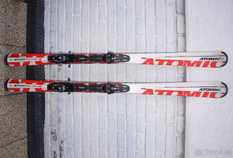 Málo jeté carvingové lyže 166 cm Atomic, bezvadný stav.