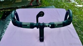 Silniční karbonová řídítka s představcem