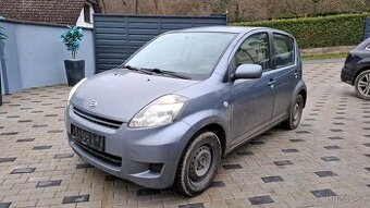 Daihatsu Sirion 1,3 VVTi - 67kw. 4WD / 4X4 . ZACHOVALÝ STAV