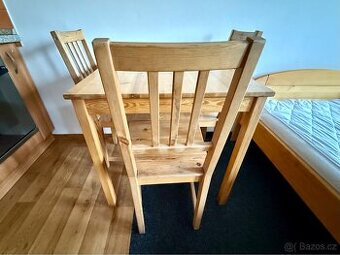 Stolek s třemi židlemi z masivu.