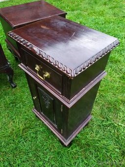 Krásná skříňka z masivního dřeva