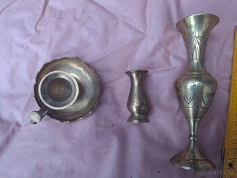 2 mosazné svícny a vázička