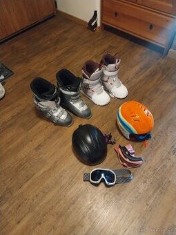 Boty na snowboard lyžáky helmy