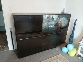 Sekretář či kredenc