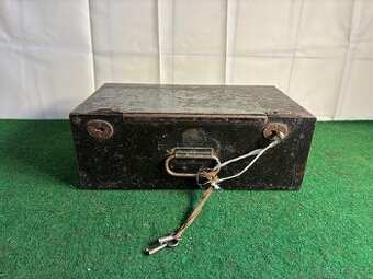 Starožitný kovový trezor