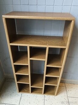 praktický malý regál