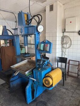 Hydraulický lis k moštování jablek