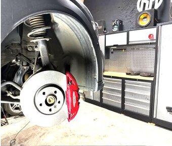 Brigáda v BMW autoservisu – reálná práce, žádné stání u auta