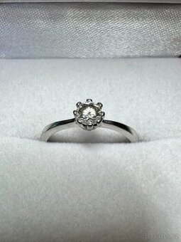 💍 Elegantní prsten z bílého zlata se zirkonem