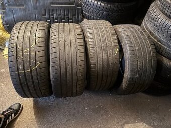 225/40R18