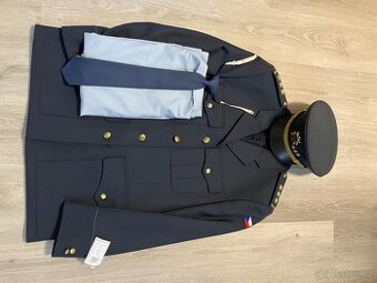 Vojenská modrá uniforma.