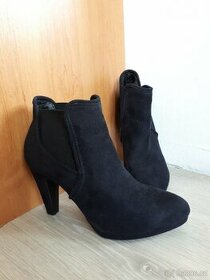 Semisove kotnikove boty na podpatku vel. 37