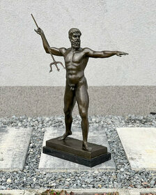 Bronzová socha Poseidóna na mramorovém soklu