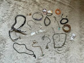 Sada různých náhrdelníků a doplňků - 1