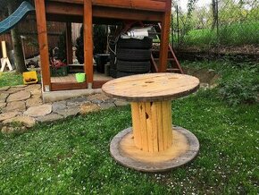 Dřevěná cívka vhodná jako zahradní stolek