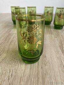 Zelené skleničky se zlatým dekorem