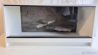 Nové terárium 100×50×50 cm s 3D makovým pozadím a květináči