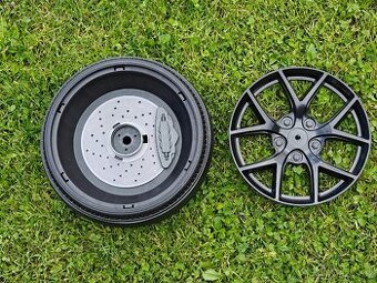 Zadní kolo BMW M5, Ford Mustang Beneo