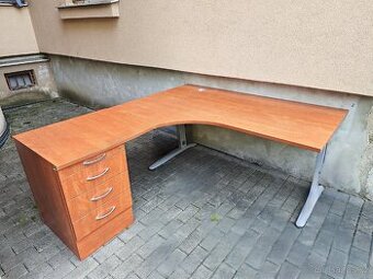 Kancelářský rohový stůl