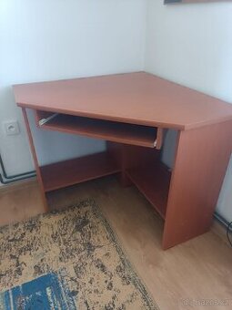 Pracovní stůl pro PC