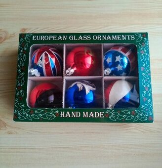 Ručně vyráběné skleněné ozdoby vlajky