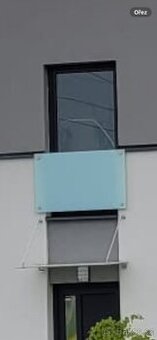 Vchodový skleněný přístřešek