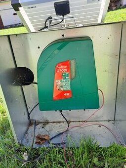 Zdroj pro el. ohradník se sol. panelem a ohradníky