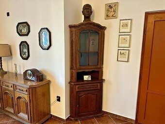 336 Rustikální rohová komoda skleník frézovaný masiv