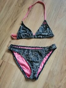 Dívčí plavky dvoudílné.