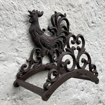 ZÁVĚSNÝ LITINOVÝ DRŽÁK NA ZAHRADNÍ HADICI S KOHOUTEM