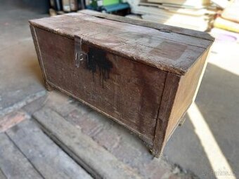 Stará dřevěná truhla