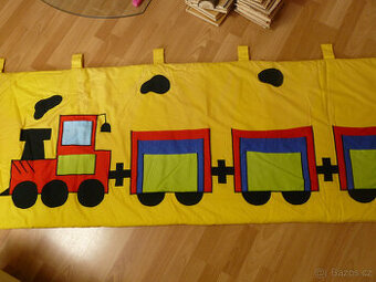 Dětský kapsář na zeď za postel