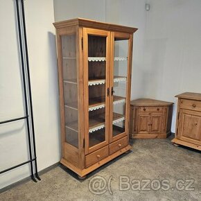 Dřevěná prosklená vitrína 190x100x49