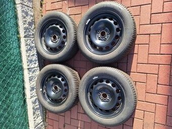 Kompletní sada zimních kol 205/60/R16.