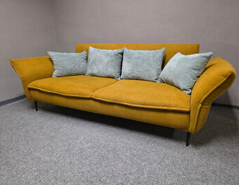 Značkový hořčicový gauč Henders + Hazel