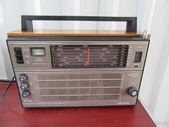 Nabízím retro radio Selena. Radio hraje.  Původní stav. Nejd