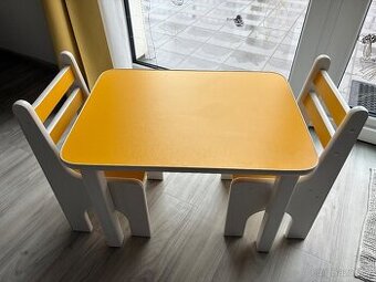Dětský stolek se židličkami