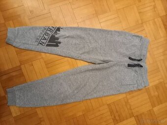 Chlapecké tepláky velikost 140-146