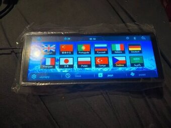 Multimediální panel do auta