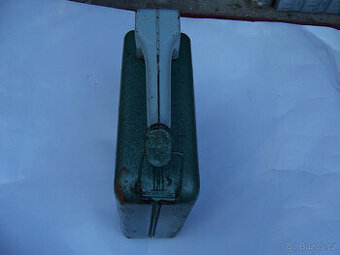 plechový kanystr pro veterána od firmy DÍLO na 10 Litrů