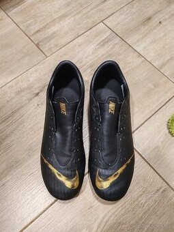 Kolíkové kopačky Nike Mercurial černo-zlaté