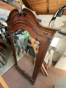 Historická dřevěná skříň se zrcadlem - 1