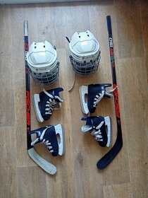 Hokejové helma, brusle, hokejka - 1