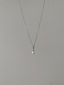 Stříbrný náhrdelník s bílou perlou, řetízek