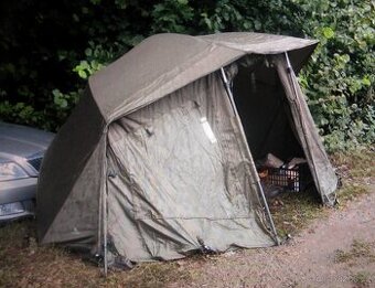 Jrc brolly + přední panel, kolíky, kotvici tyče. Rozumná cen