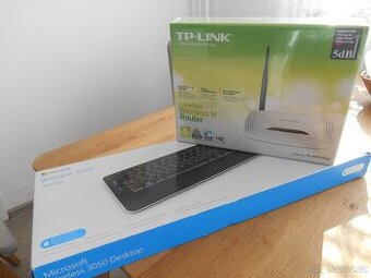 klávesnice s myší a router