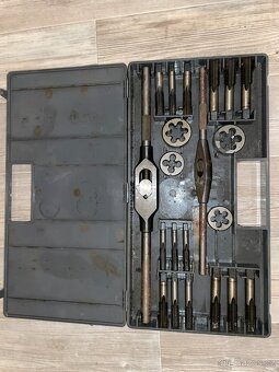 NAREX Kazeta sada závitníků M2-II