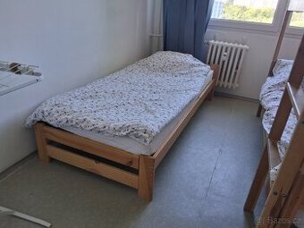 Klasická postel vč.matrace, přikrývky, polštáře a povlečení