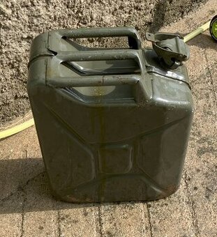 Prodám klasický „bolševický“ 20l kanystr