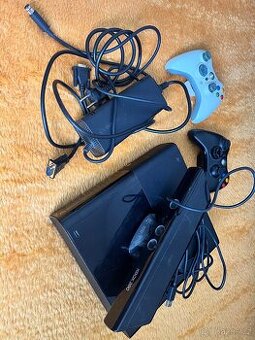 Xbox 360, Kinect, 2x ovladač, 8x hra